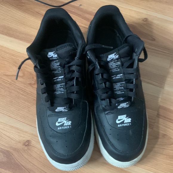 I’m selling these black nike air - Picture 2 of 4